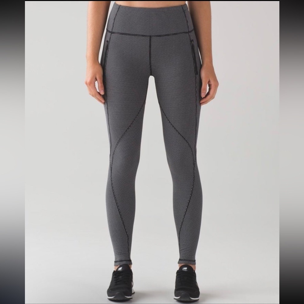 Lululemon Women's Run It Out Tight Power Luxtreme Tiny Geo Black White Size 4